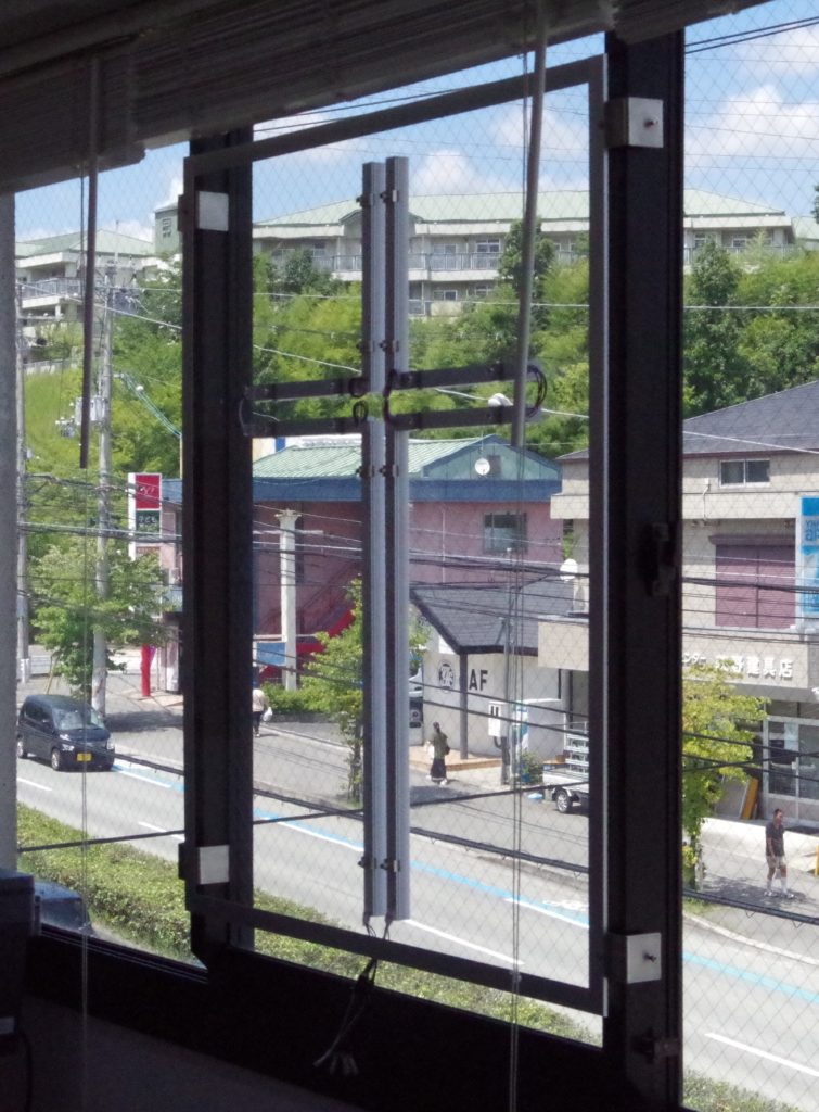 パネル窓用LED十字架取付後